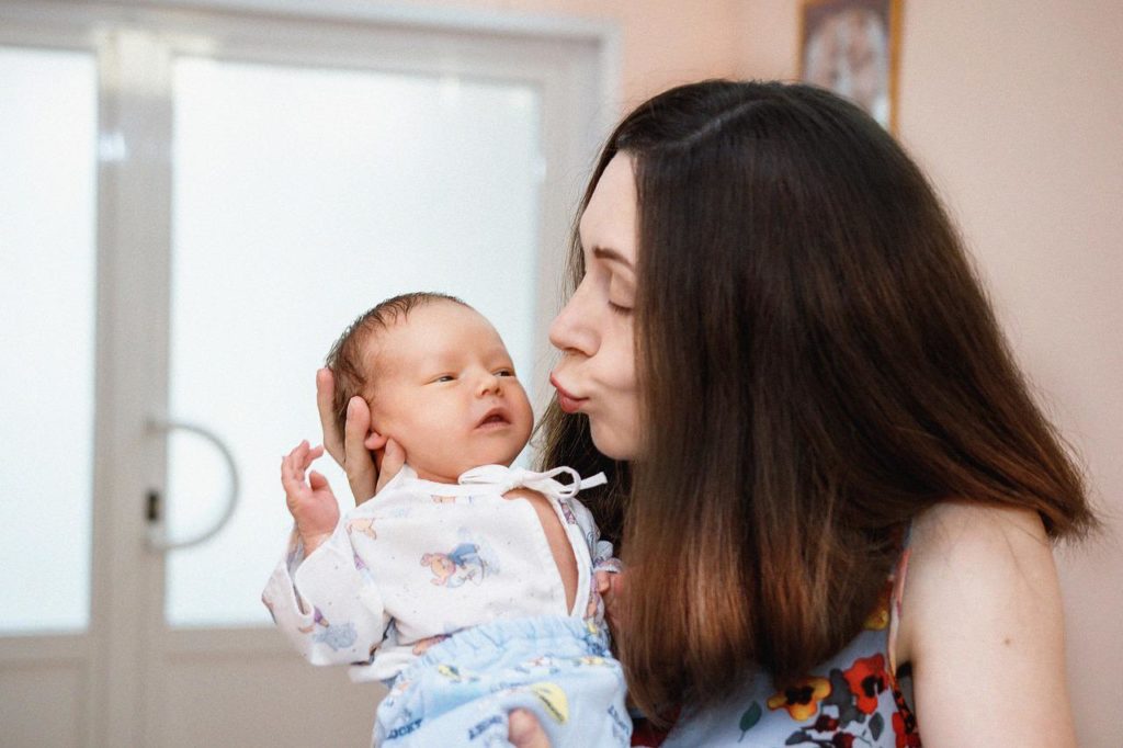 visite de naissance d'une adulte rencontrant un bébé pour la première fois
