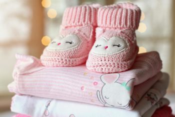 photo de chaussons représentant les vêtements de bébé