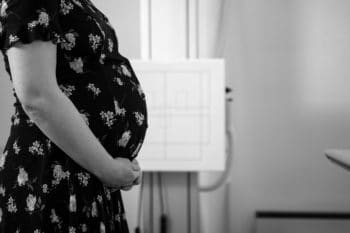 femme enceinte à la maternité se posant la question entre la clinique ou l'hôpital pour accoucher
