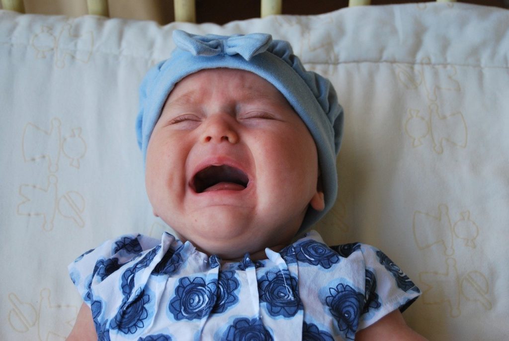 bébé qui pleure et quels conseils à suivre pour qu'il pleure moins la nuit