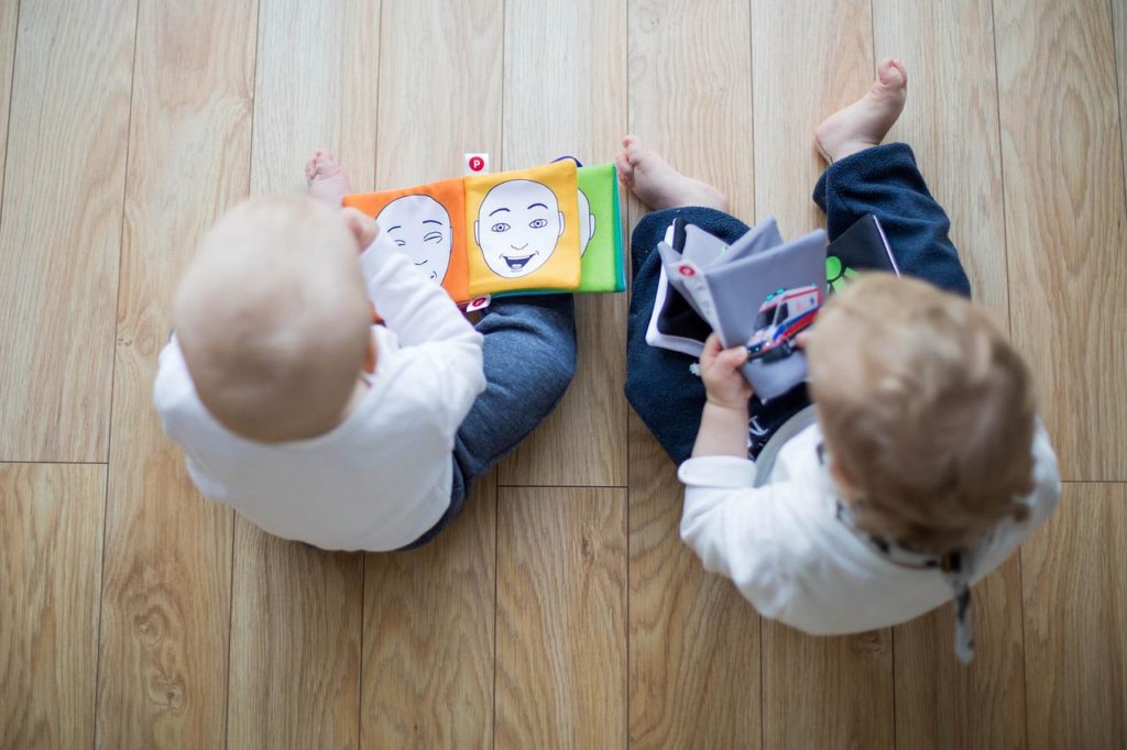 enfant et bébé lisant des histoires et des comptines faites pour eux