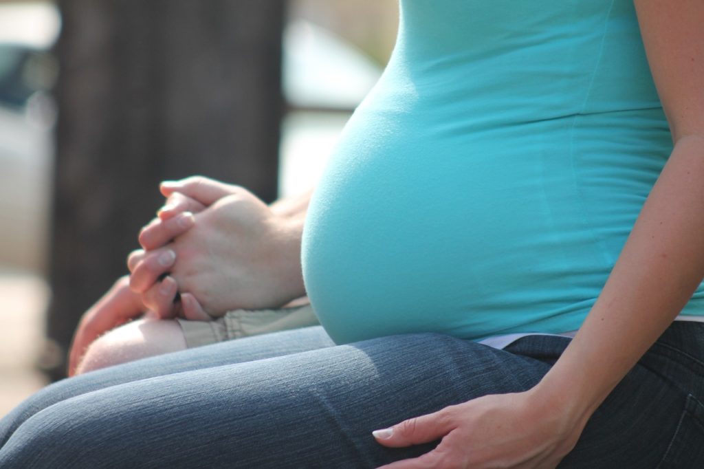 femme enceinte attendant son échographie avec le futur papa