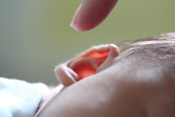 oreille d'un enfant pour un depistage d'otite et le lien entre une otite et un rgo