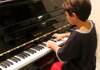 enfant jouant au piano