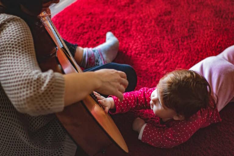 un jeune enfant decouvrant la musique avec un cours a domicile