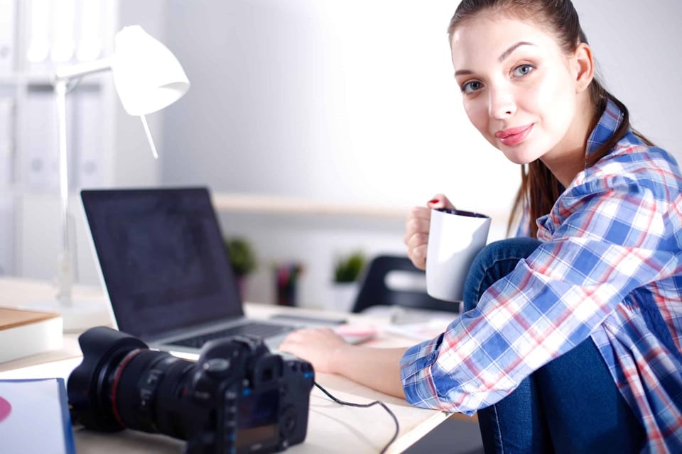 photographe de Lyon en train de travailler sur ses photos depuis son bureau pro
