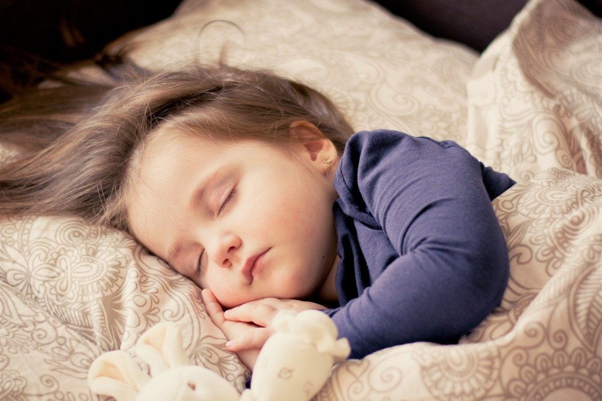 bébé lutte contre le sommeil et refuse de dormir. Explication et conseils pour l'aider à s'endormir