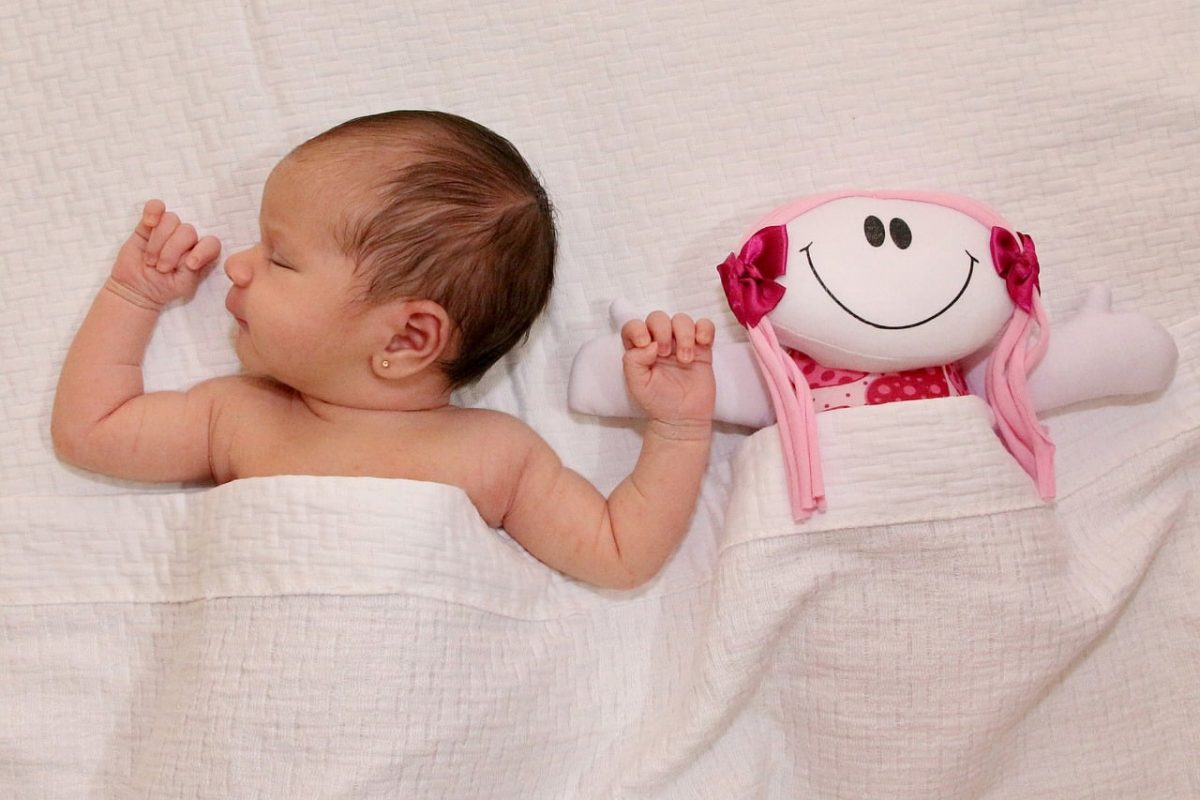 Bébé et sa peluche produisant des bruits blancs pour l'aider à s'endormir