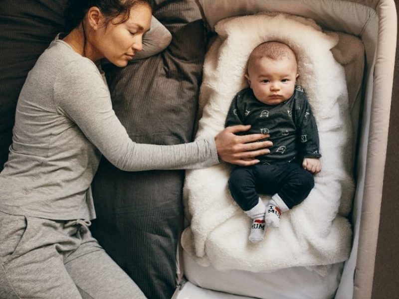 maman endort son bébé