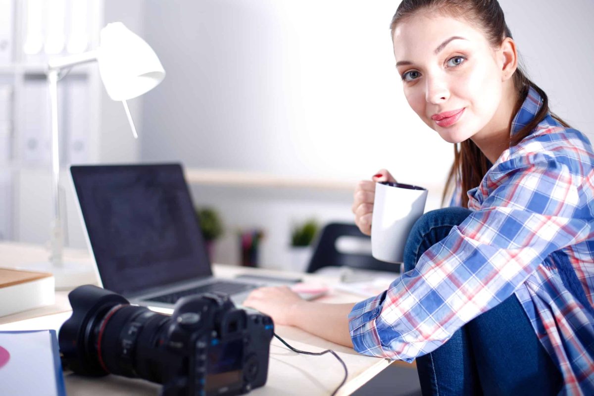 photographe de Lyon en train de travailler sur ses photos depuis son bureau